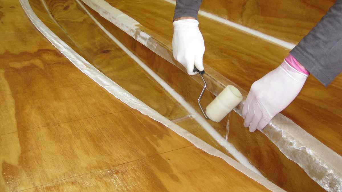 Applying fibreglass tape